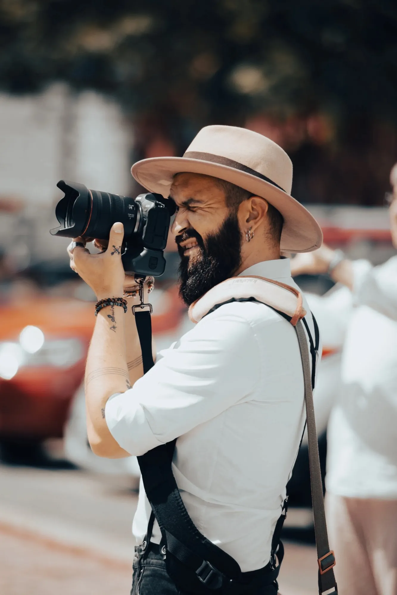 Jonathan Embriaco, photographe, appareil en main